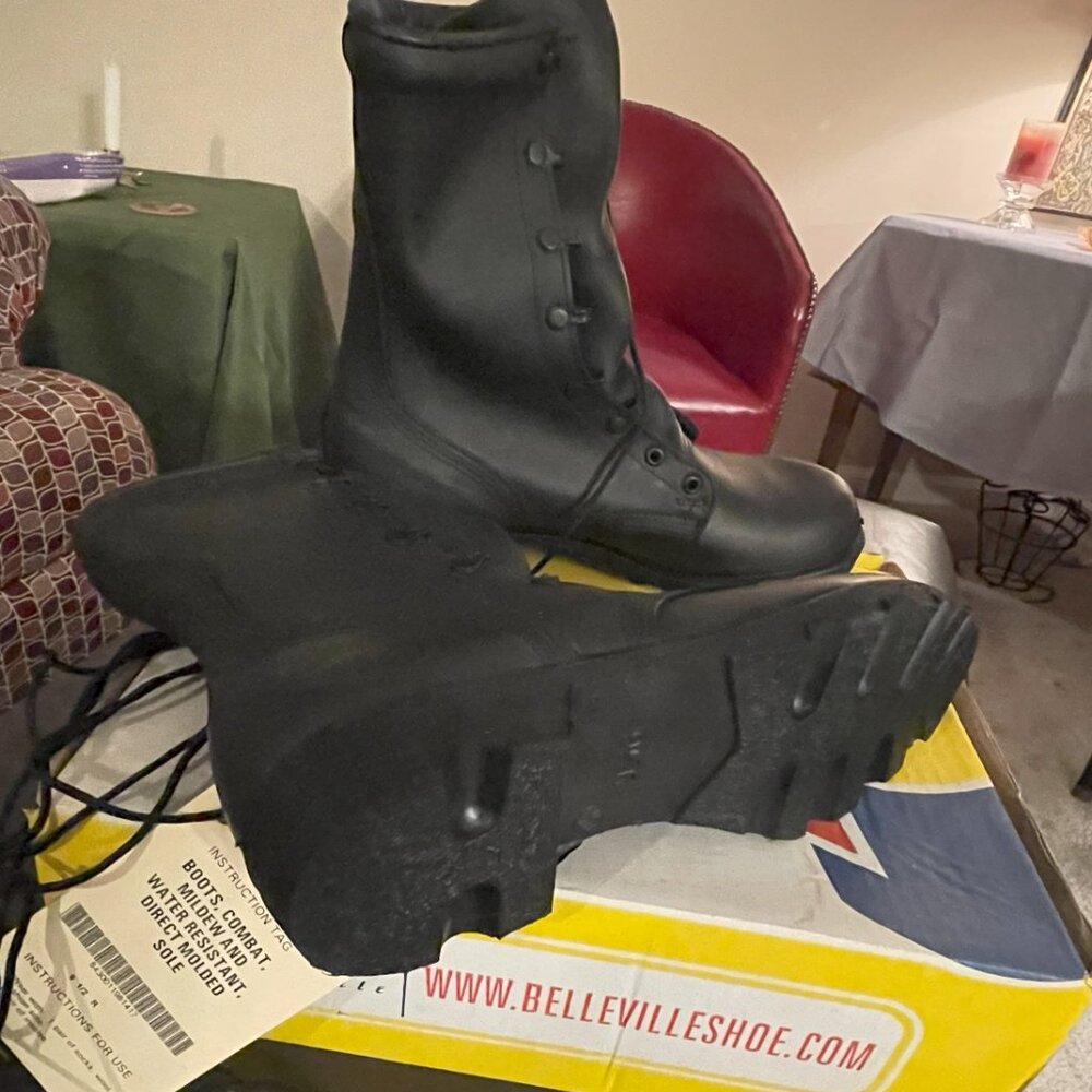 Belleville Men's Combat Boots, New in Box, 10" high, Size 9.5 R - Picture 5 of 6